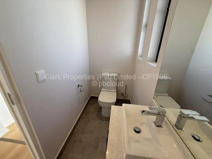 Townhouse/Complex/Cluster to Rent in Newlands