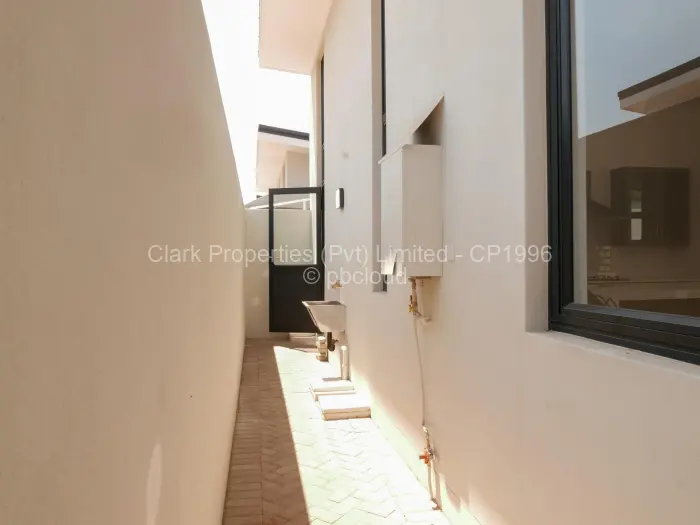 Townhouse/Complex/Cluster to Rent in Newlands