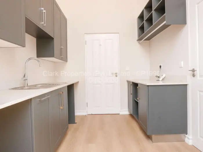 Townhouse/Complex/Cluster to Rent in Newlands