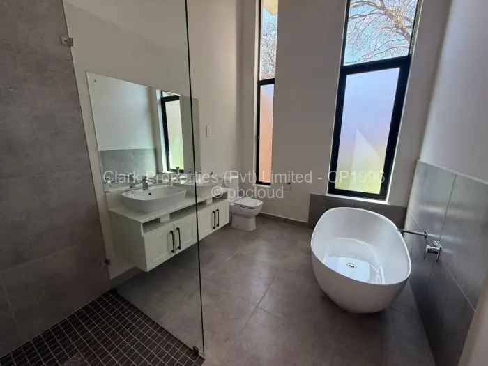 Townhouse/Complex/Cluster to Rent in Newlands