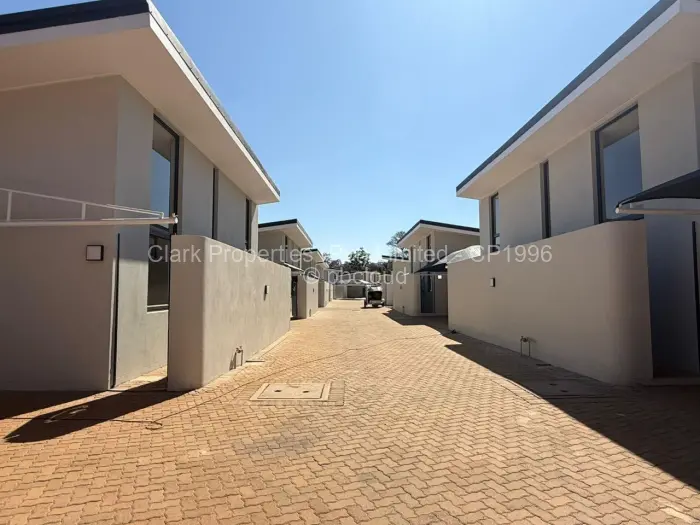 Townhouse/Complex/Cluster to Rent in Newlands