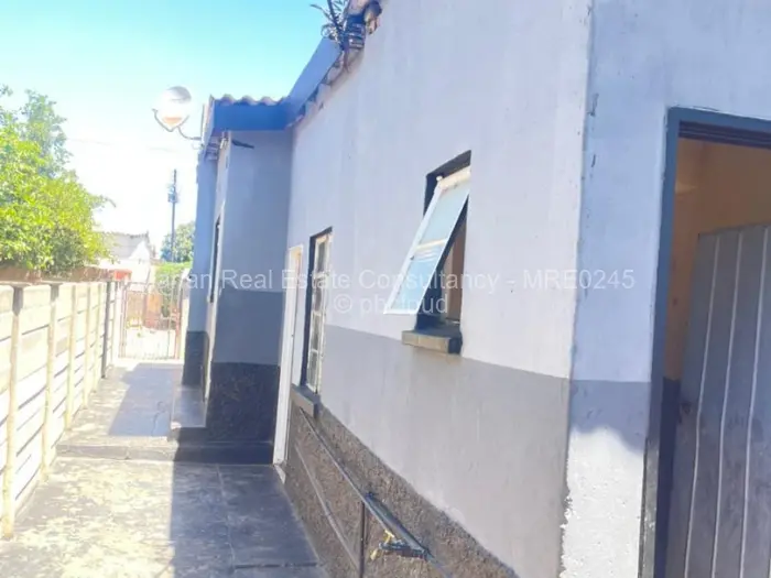 4 Bedroom House for Sale in Entumbane, Bulawayo