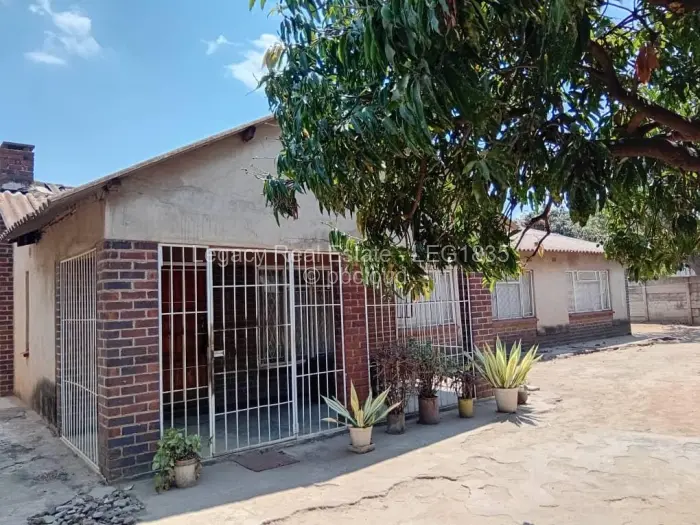5 Bedroom House for Sale in Mufakose, Harare