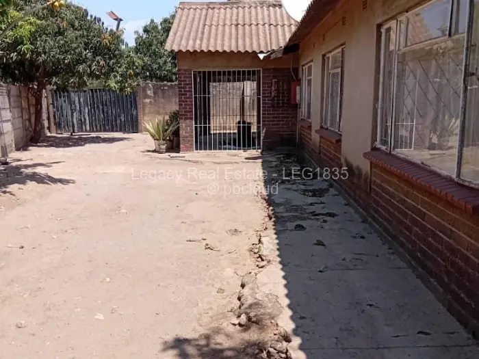 5 Bedroom House for Sale in Mufakose, Harare