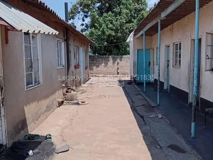 5 Bedroom House for Sale in Mufakose, Harare