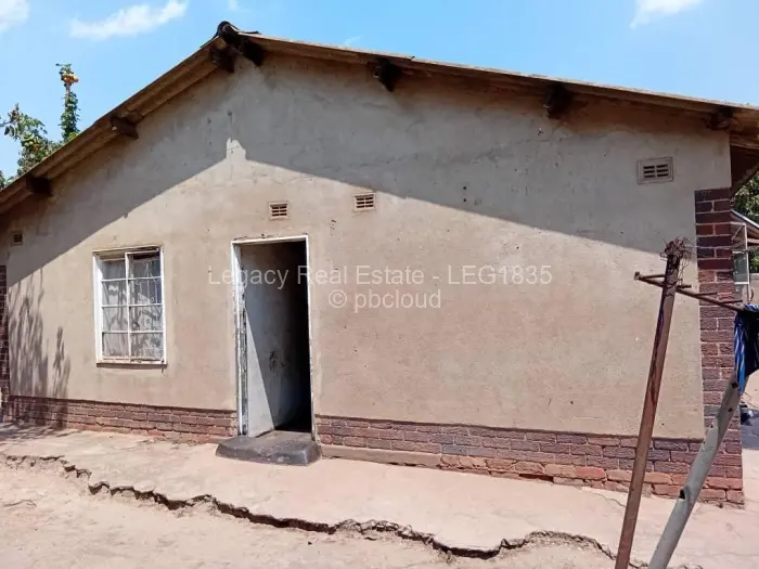 5 Bedroom House for Sale in Mufakose, Harare