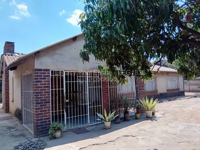 5 Bedroom House for Sale in Mufakose, Harare