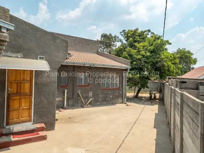 5 Bedroom House for Sale in Mainway Meadows, Harare