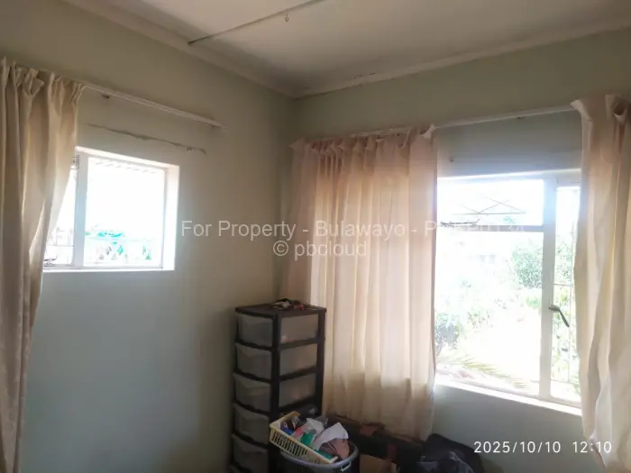 3 Bedroom House for Sale in Montrose Byo, Bulawayo