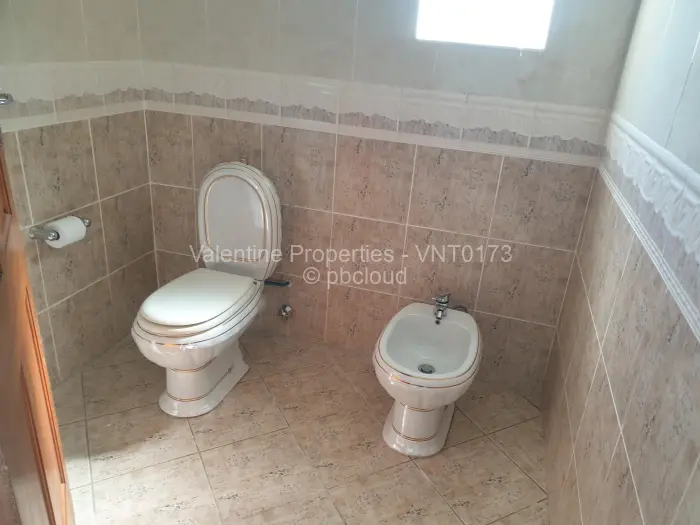 6 Bedroom House to Rent in Helensvale, Harare