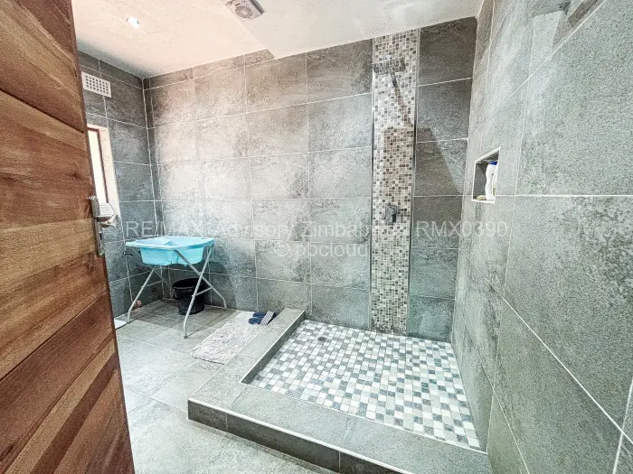 6 Bedroom House for Sale in Ruwa, Ruwa