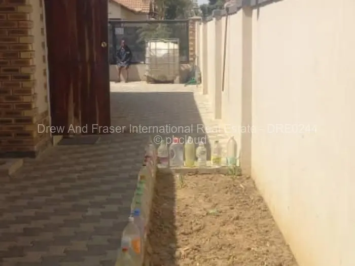 4 Bedroom House for Sale in Nkwisi Gardens, Harare