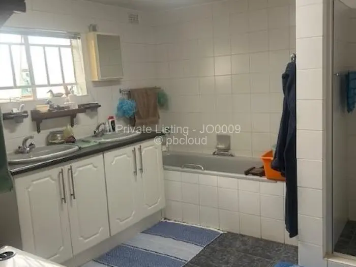 3 Bedroom House for Sale in Lake Chivero, Lake Chivero