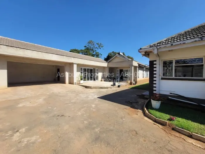 6 Bedroom House for Sale in Alexandra Park, Harare