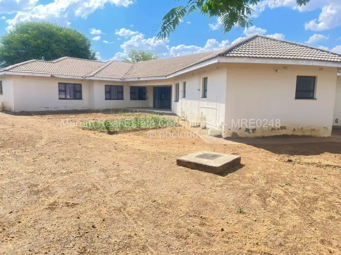 5 Bedroom House to Rent in Selbourne Park, Bulawayo