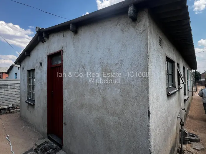 2 Bedroom House for Sale in Emakhandeni, Bulawayo