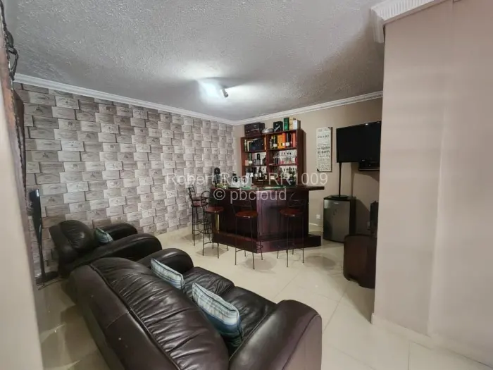 6 Bedroom House to Rent in Glen Lorne