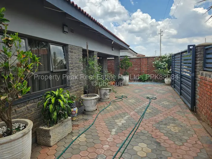 4 Bedroom House to Rent in Madokero Estates, Harare