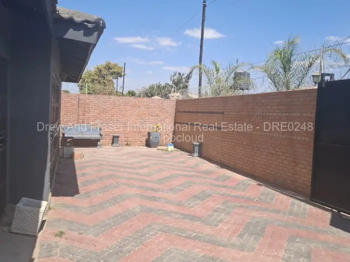 6 Bedroom House for Sale in Mainway Meadows, Harare