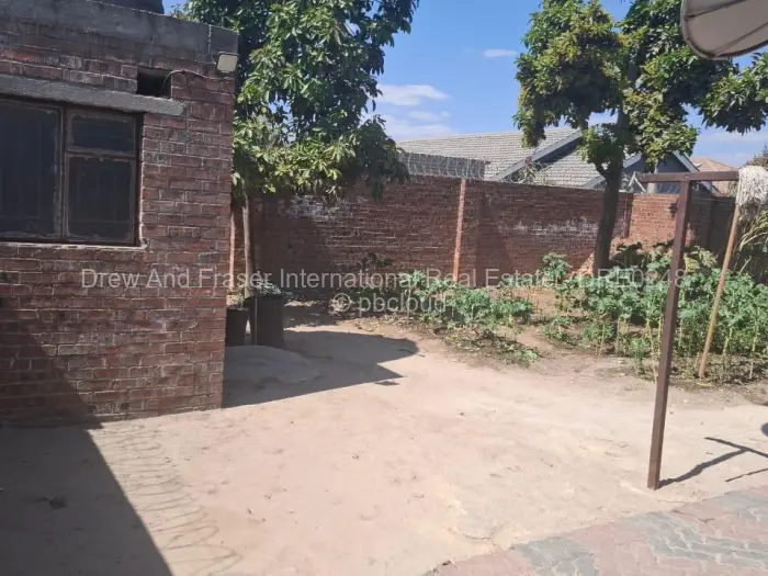 6 Bedroom House for Sale in Mainway Meadows, Harare