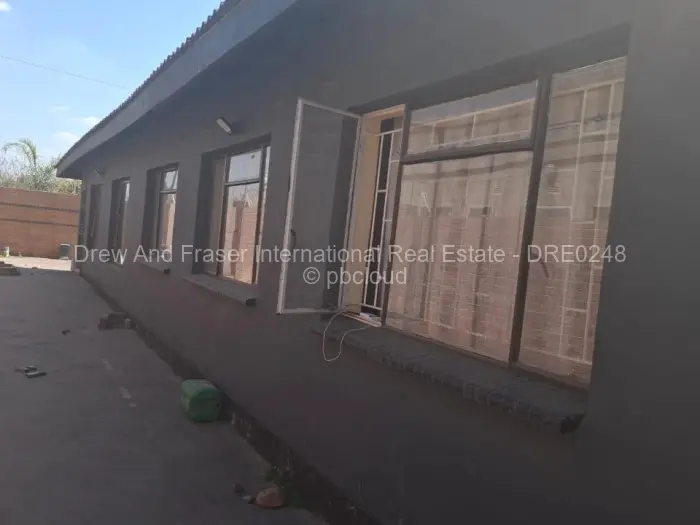 6 Bedroom House for Sale in Mainway Meadows, Harare