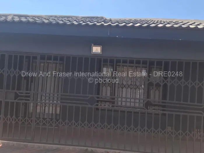 6 Bedroom House for Sale in Mainway Meadows, Harare