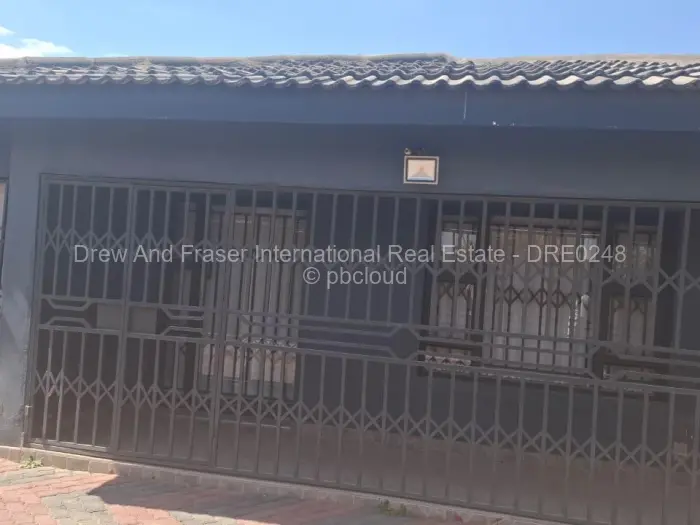 6 Bedroom House for Sale in Mainway Meadows, Harare