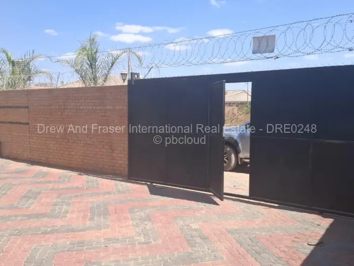 6 Bedroom House for Sale in Mainway Meadows, Harare