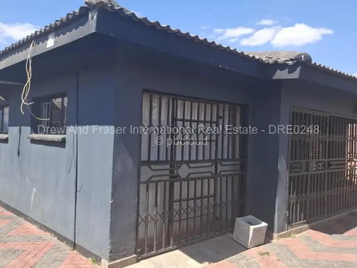 6 Bedroom House for Sale in Mainway Meadows, Harare