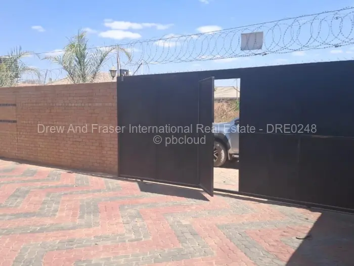 6 Bedroom House for Sale in Mainway Meadows, Harare