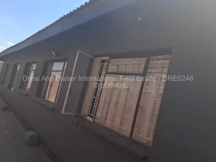 6 Bedroom House for Sale in Mainway Meadows, Harare