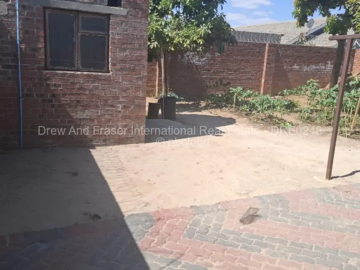 6 Bedroom House for Sale in Mainway Meadows, Harare