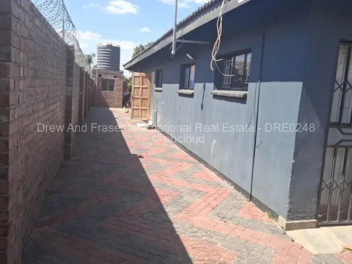 6 Bedroom House for Sale in Mainway Meadows, Harare