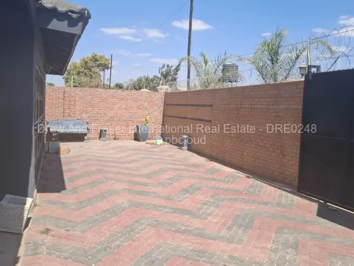 6 Bedroom House for Sale in Mainway Meadows, Harare