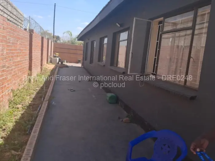 6 Bedroom House for Sale in Mainway Meadows, Harare