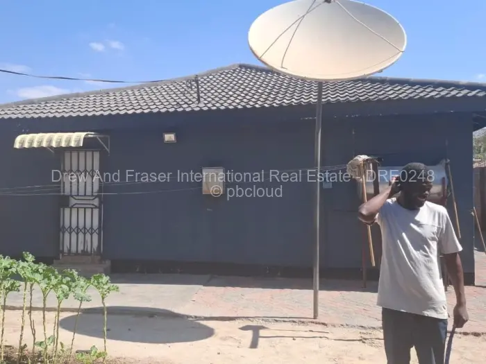 6 Bedroom House for Sale in Mainway Meadows, Harare