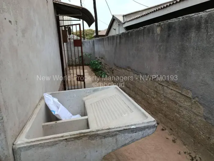 5 Bedroom House for Sale in Zengeza, Chitungwiza