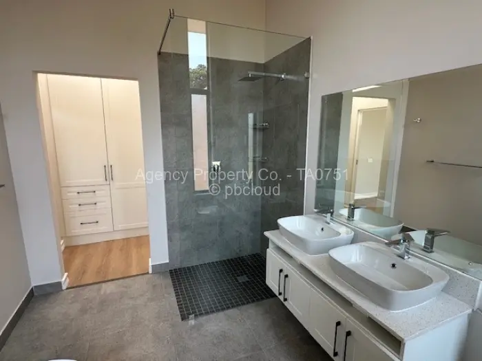 Townhouse/Complex/Cluster to Rent in Newlands