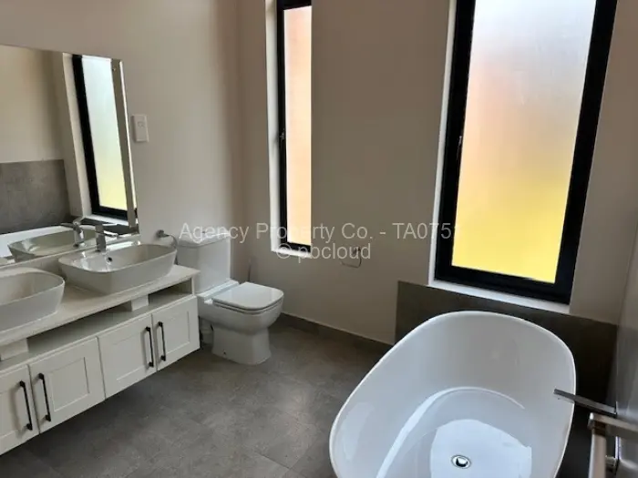 Townhouse/Complex/Cluster to Rent in Newlands