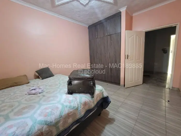 6 Bedroom House for Sale in Waterfalls, Harare