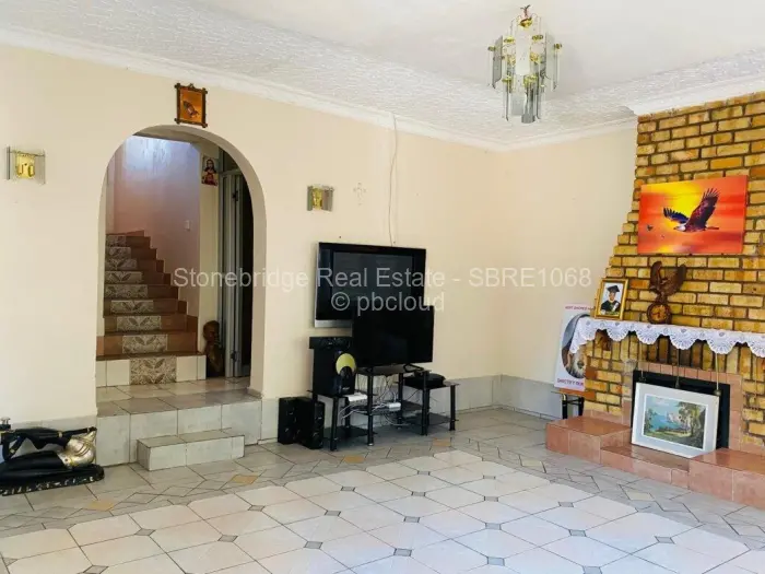 7 Bedroom House for Sale in Matsheumhlope, Bulawayo
