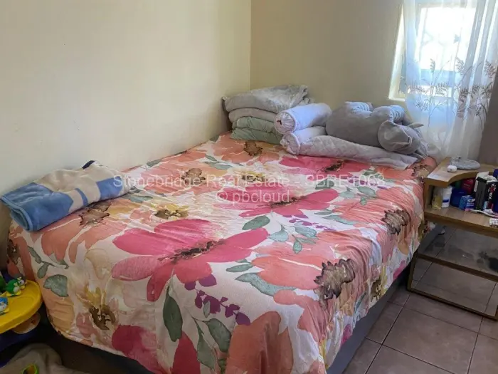 7 Bedroom House for Sale in Matsheumhlope, Bulawayo