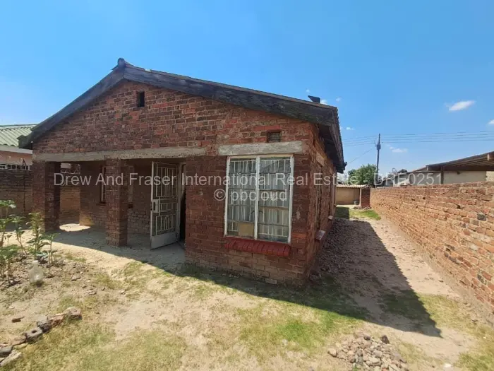 5 Bedroom House for Sale in Budiriro, Harare