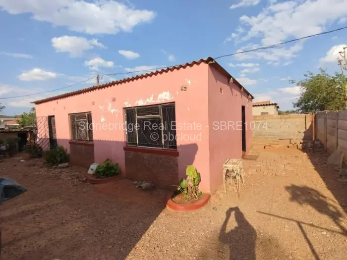 3 Bedroom House for Sale in Mahatshula, Bulawayo