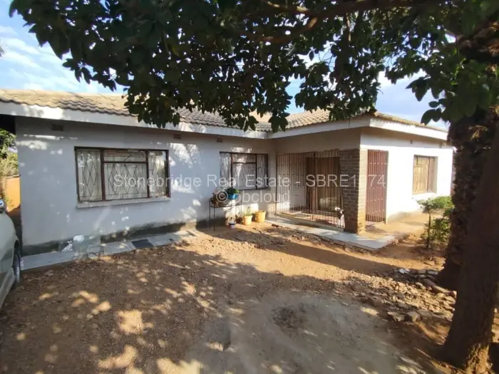 3 Bedroom House for Sale in Mahatshula, Bulawayo
