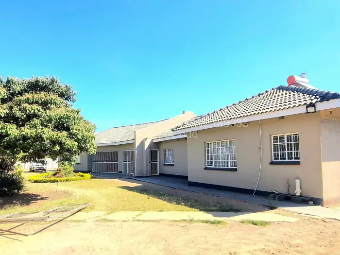 7 Bedroom House for Sale in Chitungwiza, Chitungwiza