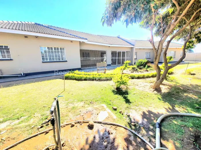 7 Bedroom House for Sale in Chitungwiza, Chitungwiza