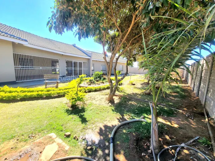 7 Bedroom House for Sale in Chitungwiza, Chitungwiza