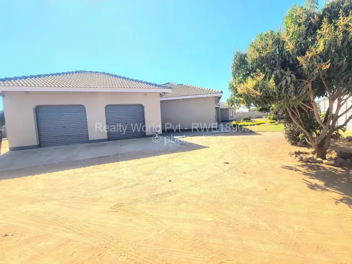7 Bedroom House for Sale in Chitungwiza, Chitungwiza