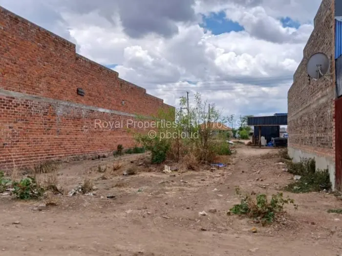 Commercial Stand for Sale in Redcliff, Redcliff